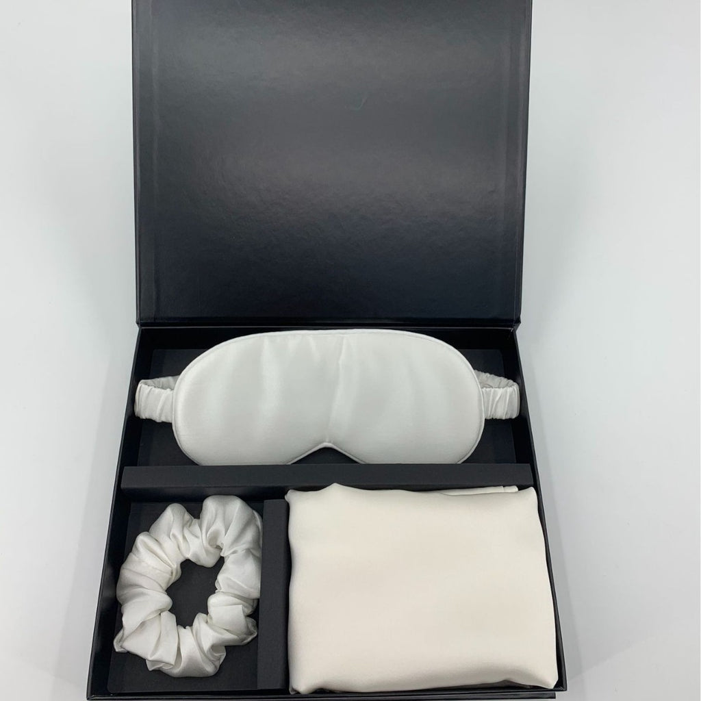 El Ritual Vora: set de seda en marfil con funda de almohada, antifaz y coletero en caja regalo