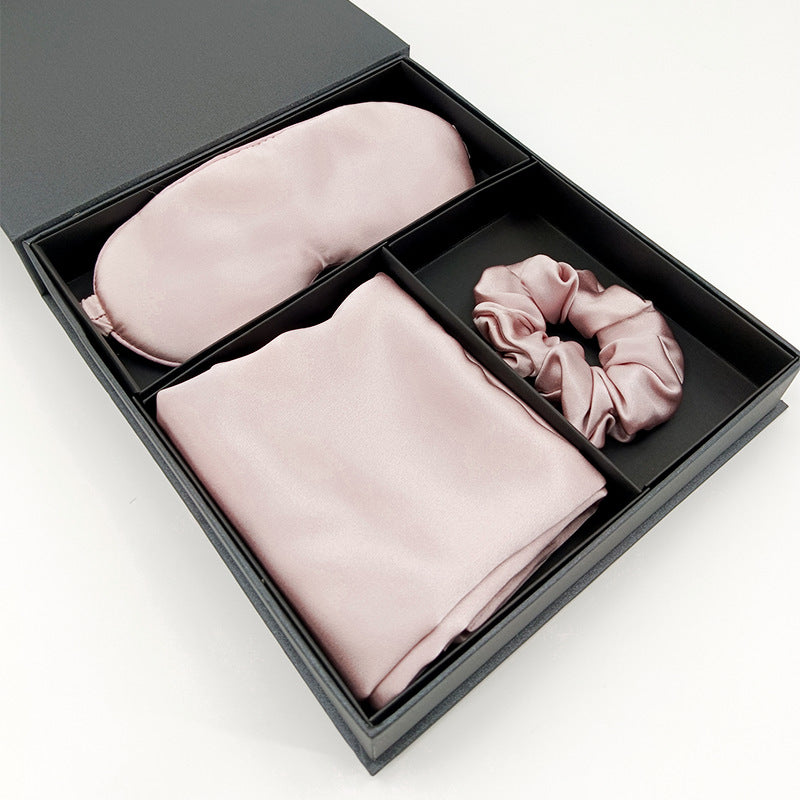 Caja de regalo abierta con el set de descanso en seda Vora